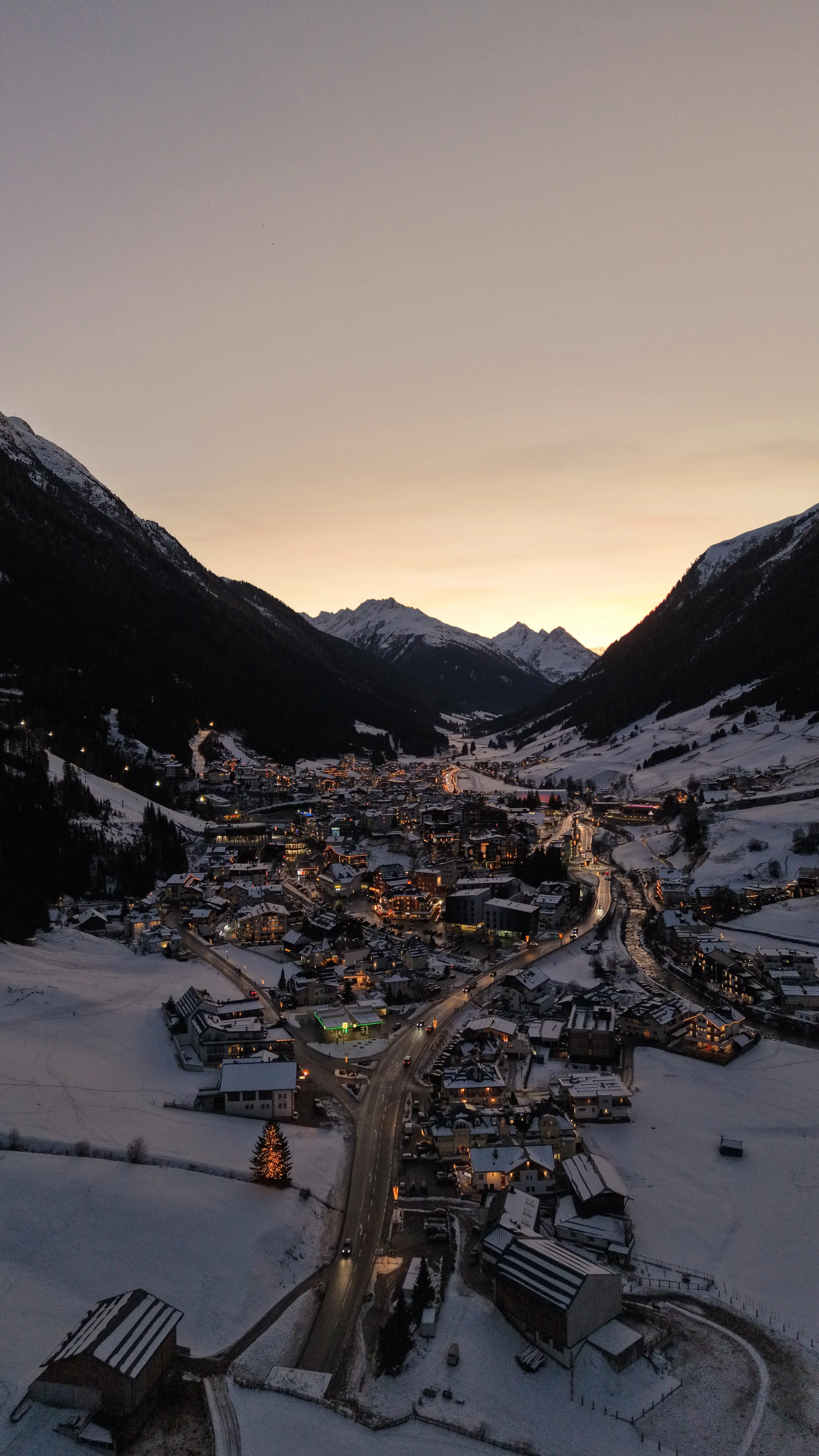 Ischgl Ortsansicht bei Nacht
